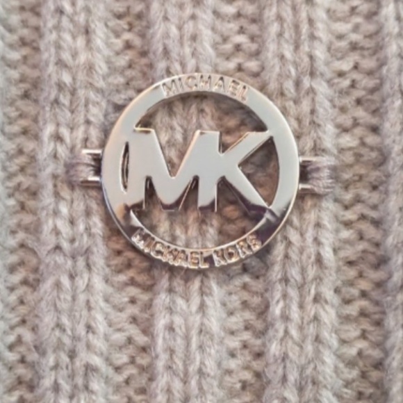 NWT -Michael Kors Grey Pom Pom Knit Beanie - Picture 5 of 11